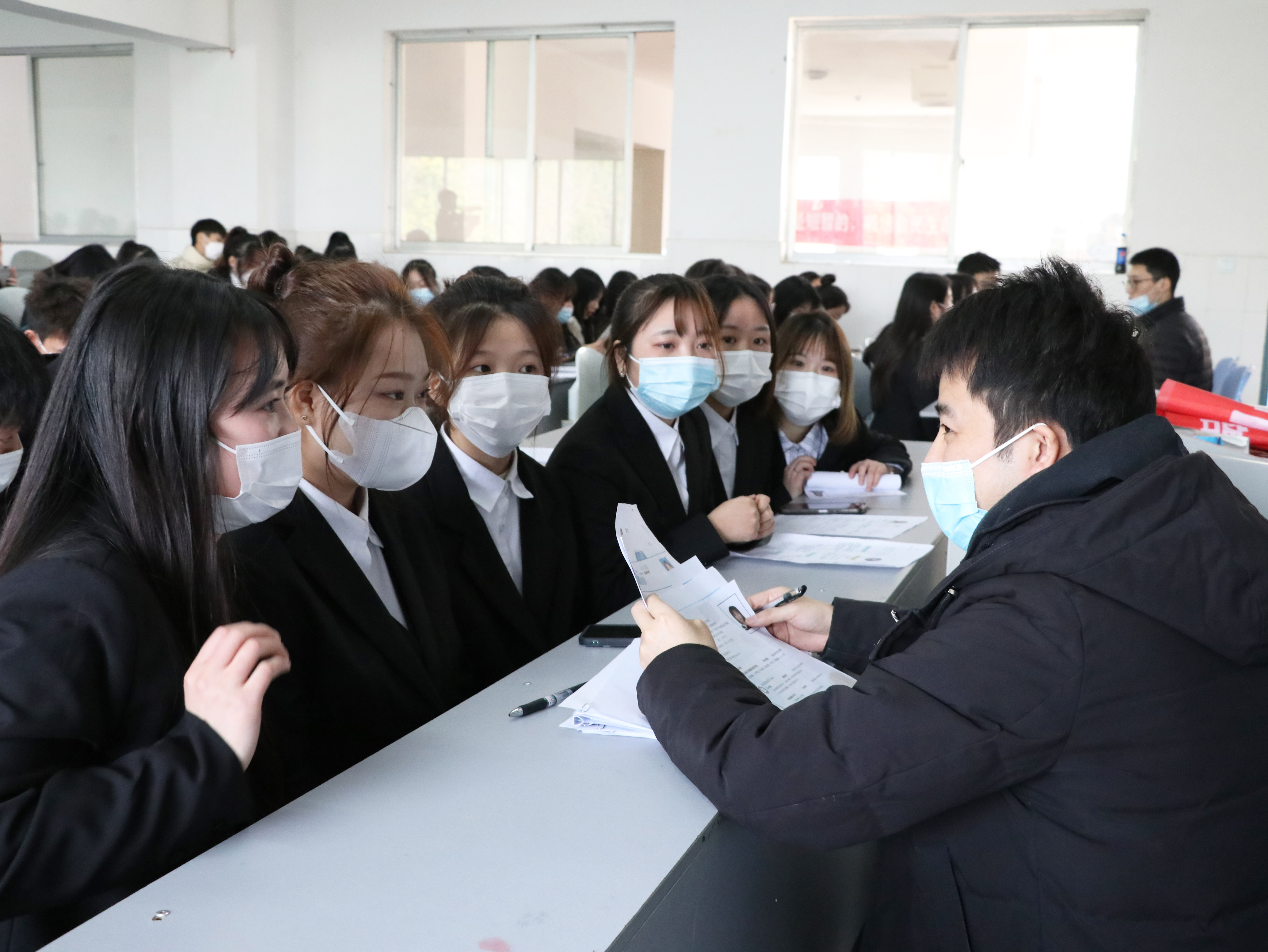 专场招聘会现场，企业负责人与同学们交流.jpg